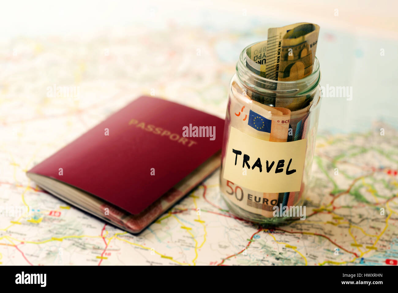 Budget voyages concept, argent et passeport d'épargne sur une carte Banque D'Images