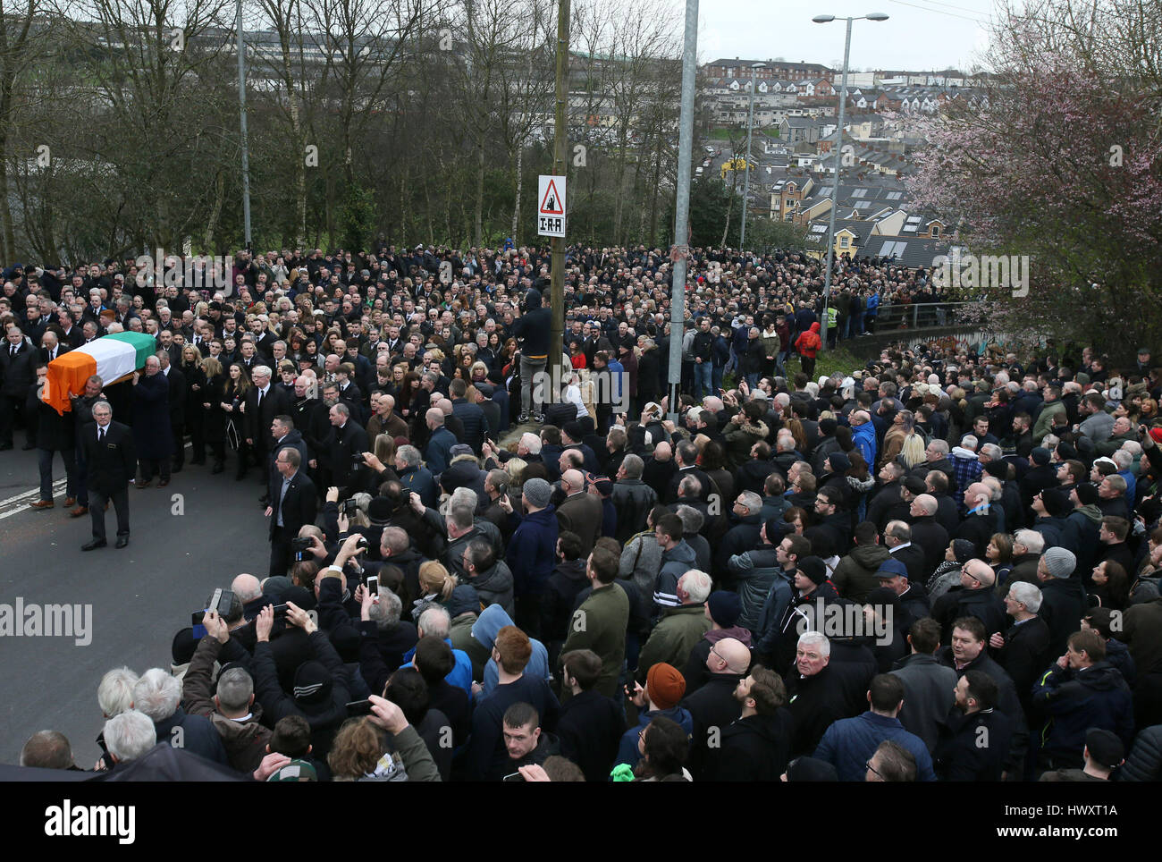 Le cercueil de l'Irlande du Nord l'ancien vice-premier ministre et ex-commandant de l'IRA Martin McGuinness est effectué jusqu'en avant de Barrack Street ses funérailles à l'église de saint Colomba Tour Long, à Londonderry. Banque D'Images