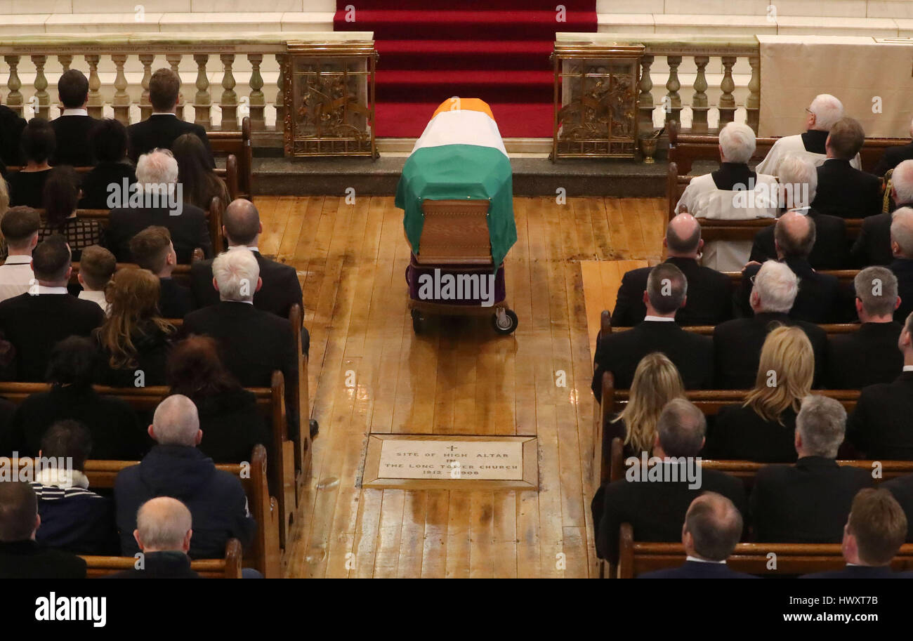 Les funérailles de l'Irlande du Nord l'ancien vice-premier ministre et ex-commandant de l'IRA Martin McGuinness a lieu à l'église de saint Colomba Tour Long, à Londonderry. Banque D'Images