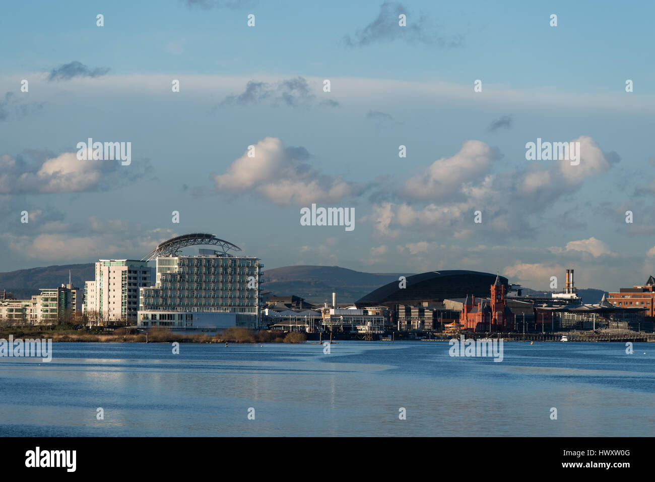 Une vue générale sur la baie de Cardiff, Pays de Galles, Royaume-Uni, montrant St David's Hotel, le Wales Millennium Centre, et l'immeuble. Pierhead Banque D'Images