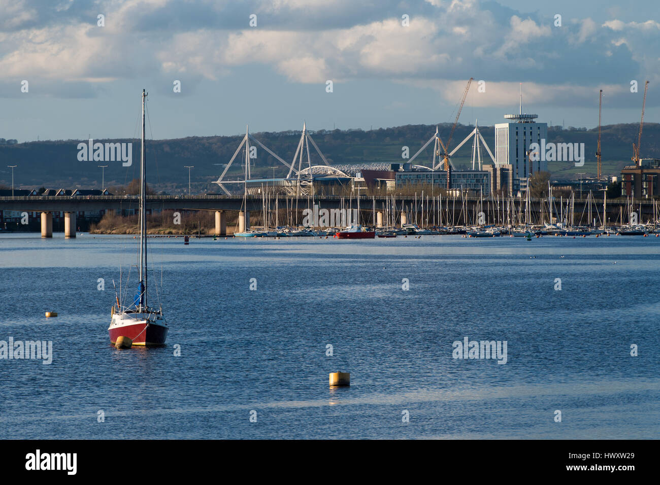 Une vue générale sur la baie de Cardiff, Pays de Galles, Royaume-Uni, montrant un bateau en premier plan et la Principauté Stadium (anciennement le Millennium Stadium) dans le bac Banque D'Images