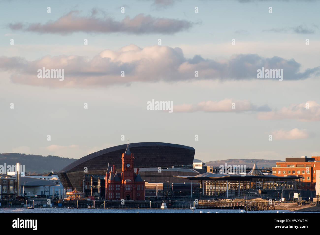 Une vue générale sur la baie de Cardiff, Pays de Galles, Royaume-Uni, montrant le Wales Millennium Centre, Pierhead Building, et le Senedd. Banque D'Images