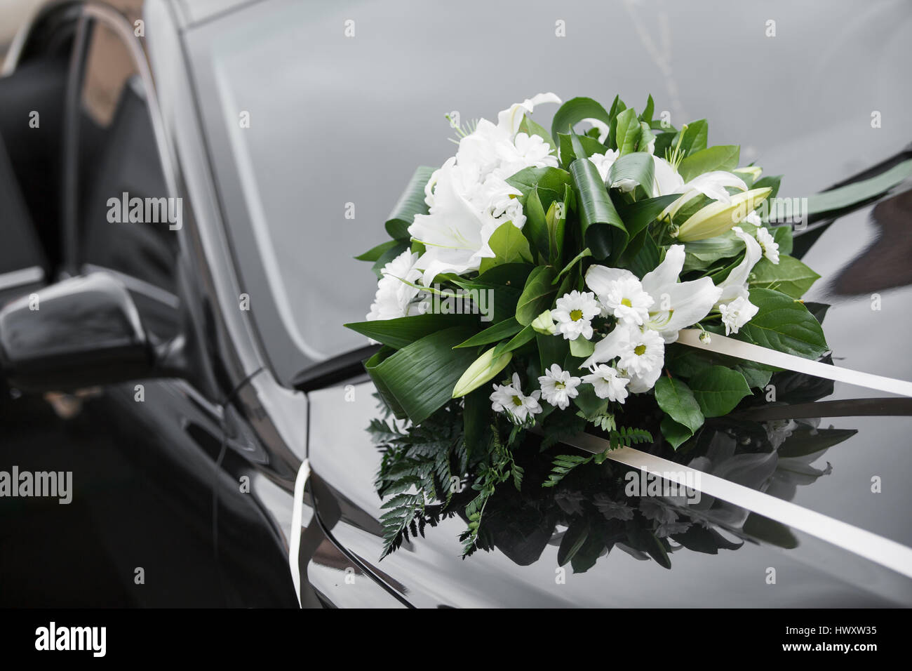 https://c8.alamy.com/compfr/hwxw35/decoration-de-voiture-bouquet-de-mariee-colore-jour-de-mariage-accessoires-hwxw35.jpg