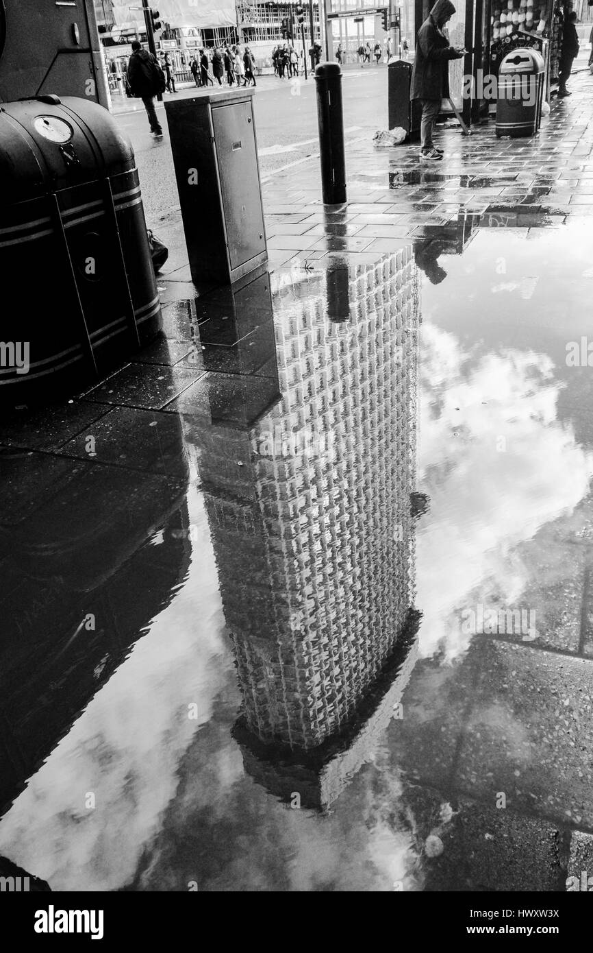 Londres noir et blanc photographie urbaine : Point central building reflected in flaque. London, UK Banque D'Images