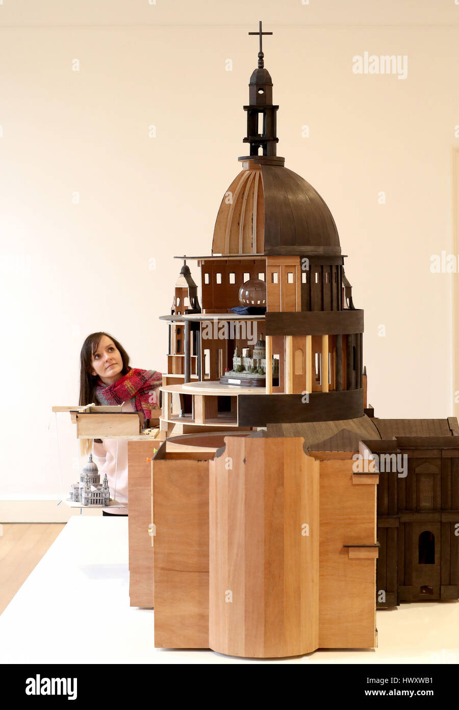 Jill Brown, de les Galeries Nationales Ecosse examine de plus près les 'Paul 2015" par l'artiste Nathan Coley, qui prend la forme d'une réplique grandeur nature de la Cathédrale St Paul à Londres, sur l'affichage à la Scottish Gallery of Modern Art, Edinburgh. L'œuvre fait partie de l'exposition maintenant et sera visible à partir de samedi 25 mars. Banque D'Images