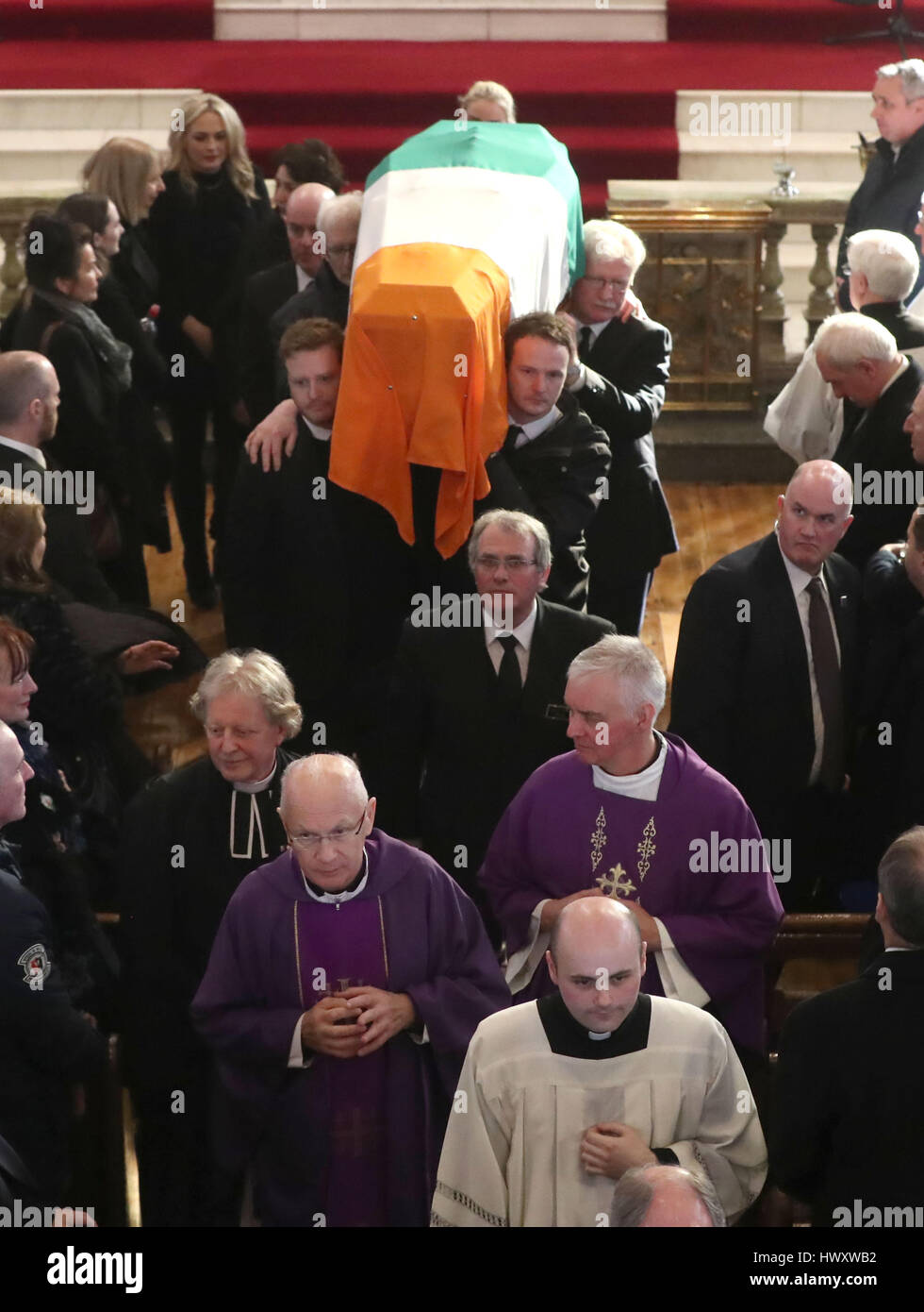 Le cercueil est effectué après les funérailles de l'Irlande du Nord l'ancien vice-premier ministre et ex-commandant de l'IRA Martin McGuinness à St Columba's Church Tour Long, à Londonderry. Banque D'Images