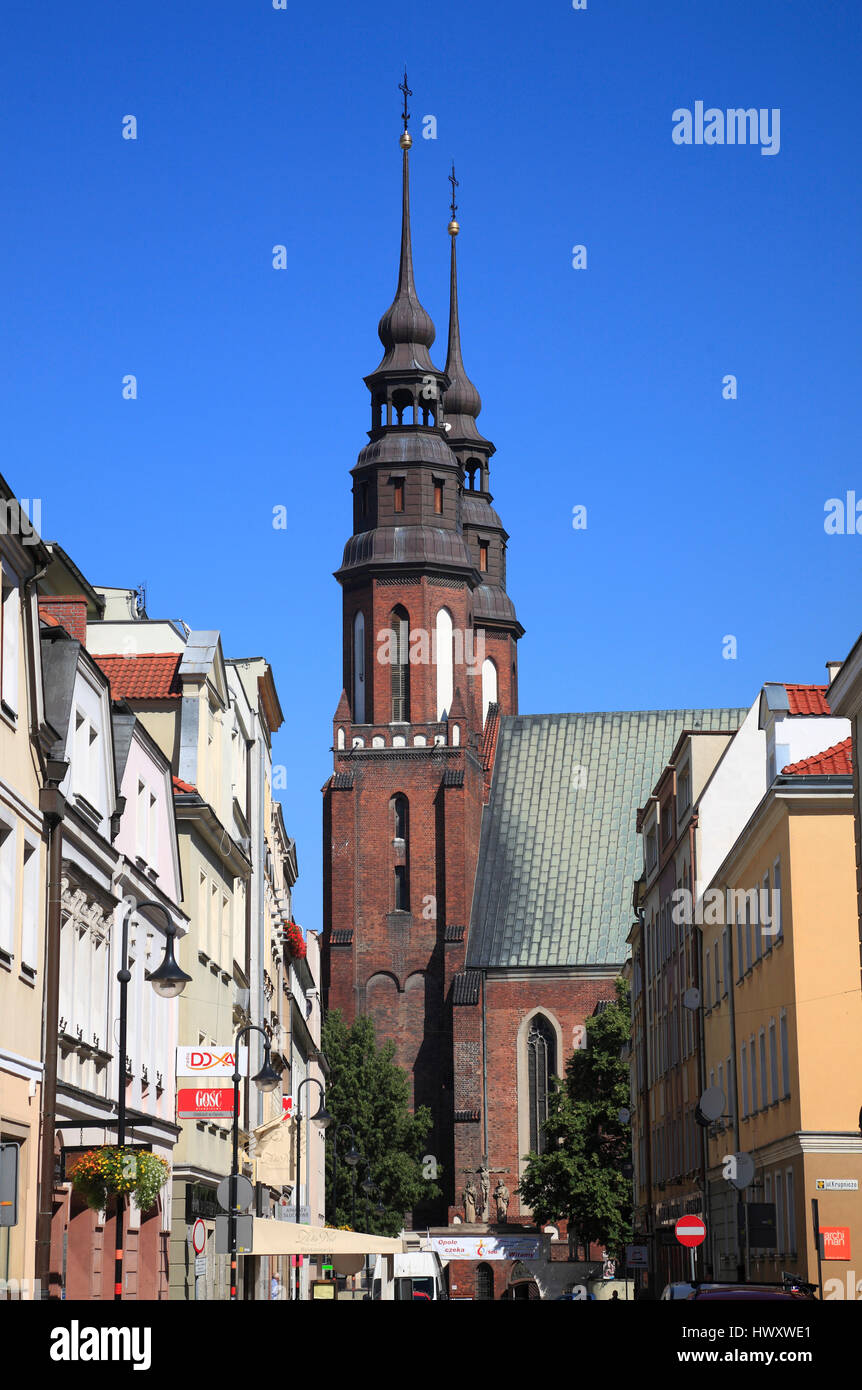 Vue de la place du marché à Holy Cross Cathedral, Opole, Silésie, Pologne, Europe Banque D'Images Vue de la place du marché à Holy Cross Cathedral, Opole, Silésie, Pologne, Europe Banque D'Images