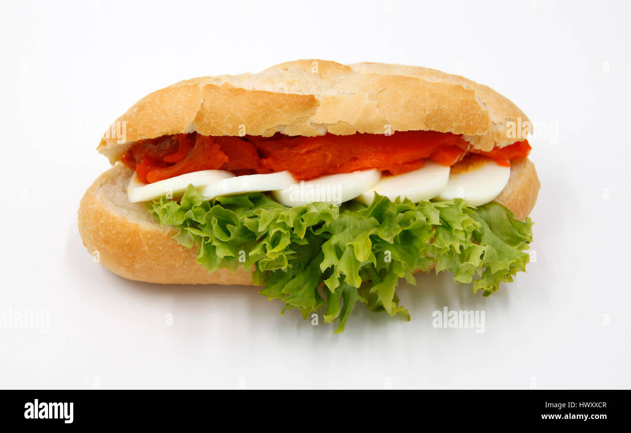 Salade aux oeufs de saumon / pain baguette - Snack-fingerfood sandwich Ciabatta - Fruits de mer - Isolé sur fond blanc Banque D'Images