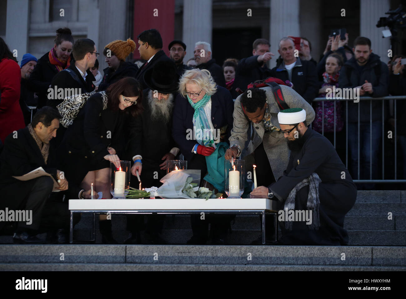 Les membres du public à la lumière des bougies veillée aux chandelles à Trafalgar Square, Londres, en souvenir de ceux qui ont perdu leur vie dans l'attaque terroriste de Westminster. Banque D'Images