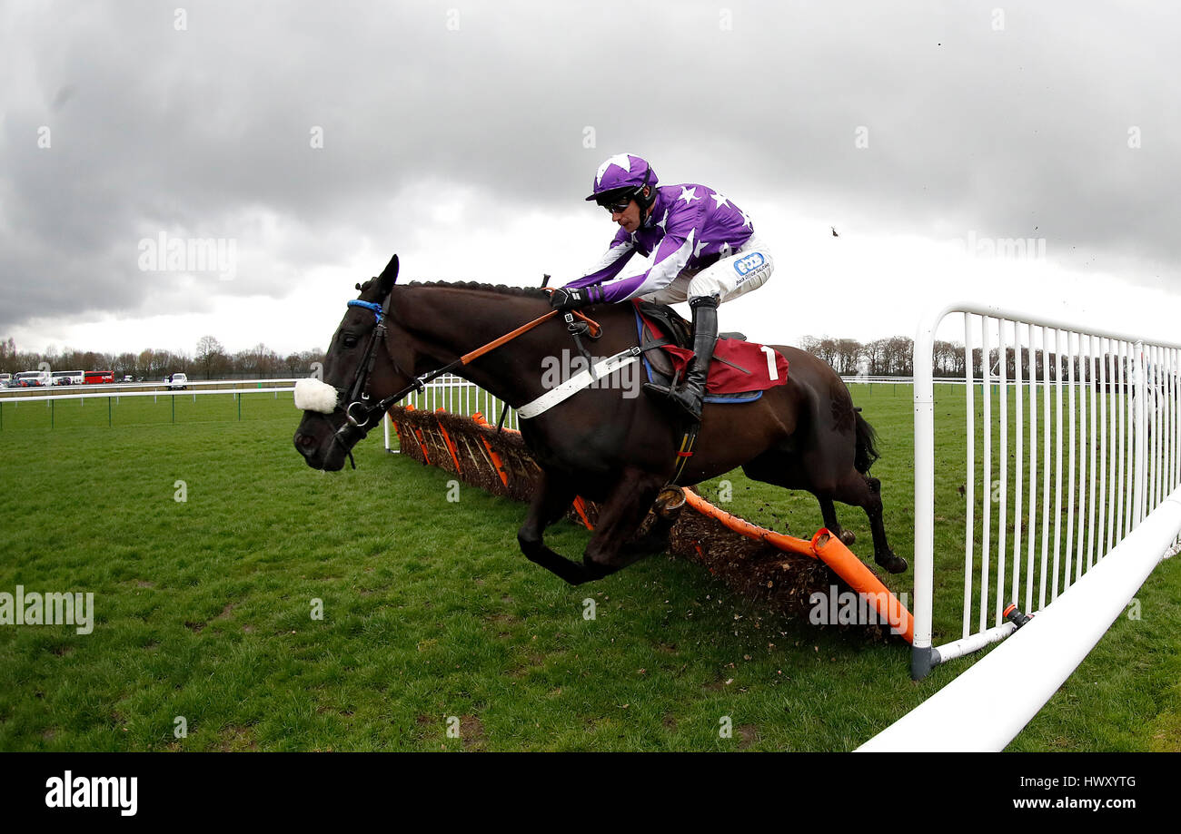 Chti Balko monté par des sauts sera Kennedy un obstacle au cours de la Menuiserie Howdens Novices Course de haies, à Haydock Racecourse. ASSOCIATION DE PRESSE Photo. Photo date : mercredi 22 mars, 2017. Crédit photo doit se lire : Martin Rickett/PA Wire Banque D'Images