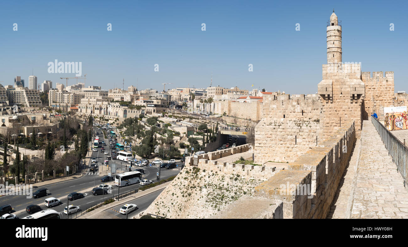 Jérusalem, Israël - 24 Février 2017 : Tour de David dans la partie occidentale de la ville antique avec les murs de la vue panoramique Banque D'Images