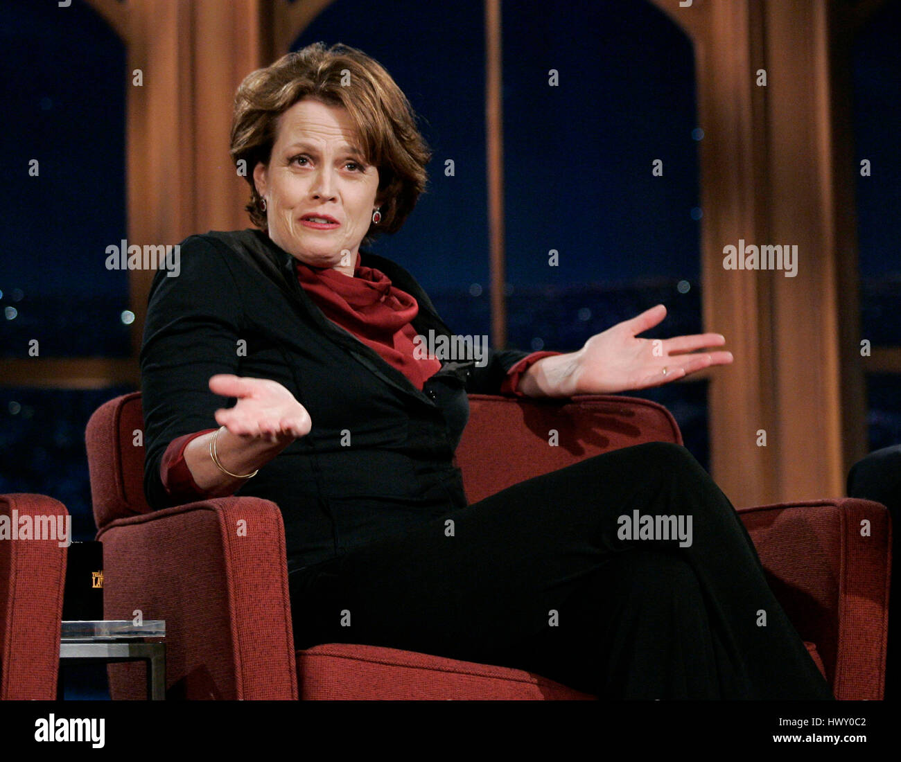 L'actrice Sigourney Weaver lors d'une partie de la 'Late Late Show avec Craig Ferguson' à CBS Television City à Los Angeles, Californie le 27 décembre 2009. Photo par Francis Specker Banque D'Images