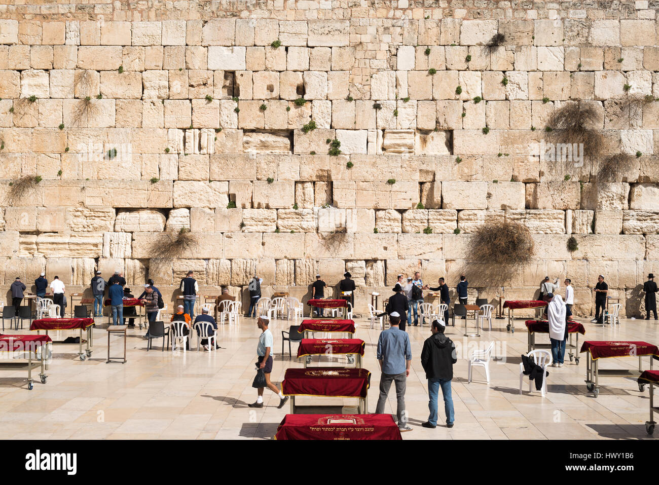 Jérusalem, Israël - 24 Février 2017 : les croyants priant par le Mur occidental, Mur Occidental ou Kotel dans la Vieille Ville Banque D'Images