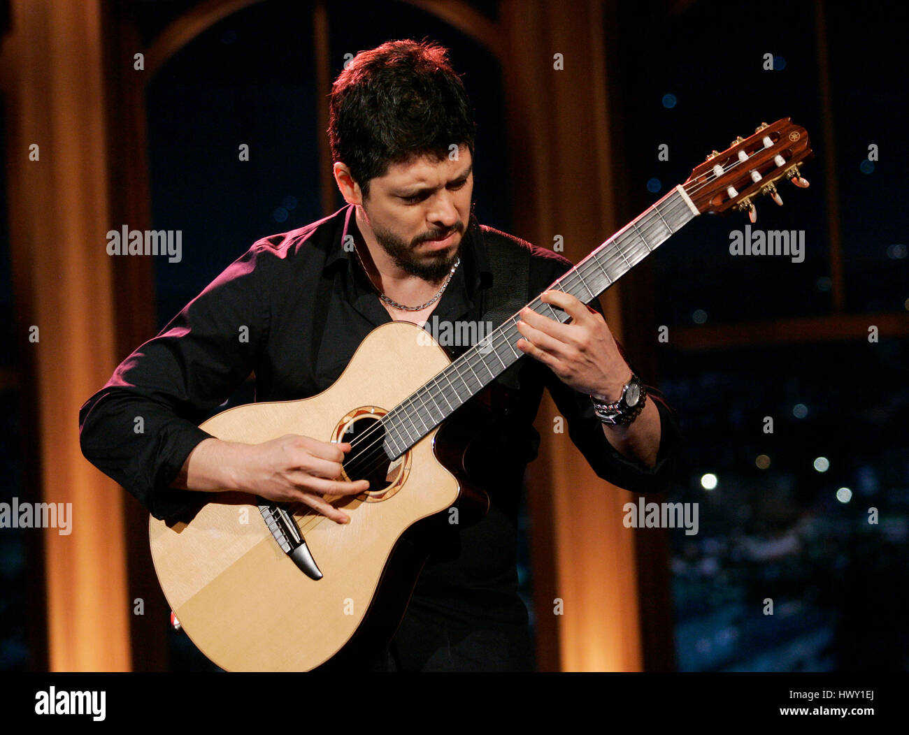 Le duo guitare acoustique de Rodrigo y Gabriela, avec Rodrigo Sanchez  effectuer pendant une partie de la 'Late Late Show avec Craig Ferguson' à  CBS Television City à Los Angeles, Californie le