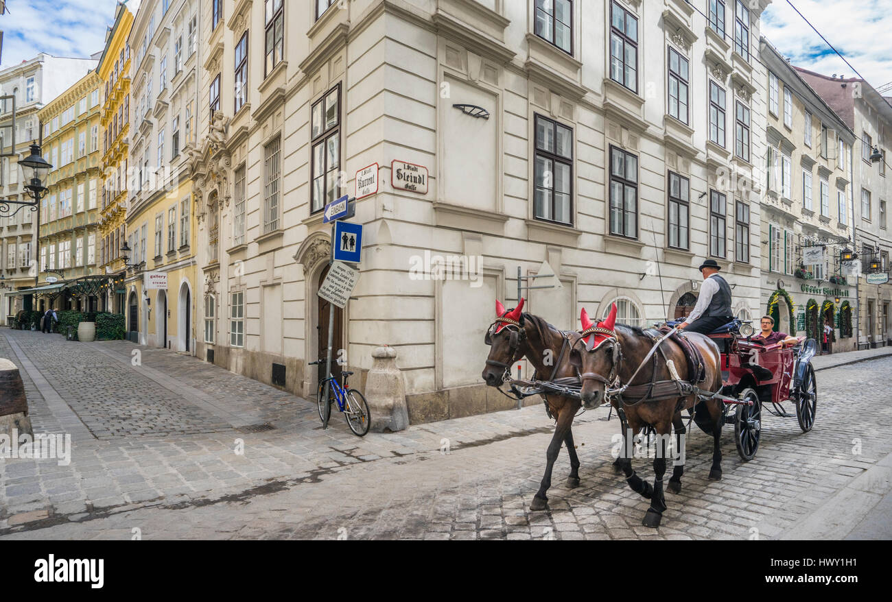 L'Autriche, Vienne, Innere Stadt, un chariot fiaker est voyager dans Steindlgasse, une ruelle pavée dans le centre-ville historique de Vienne Banque D'Images