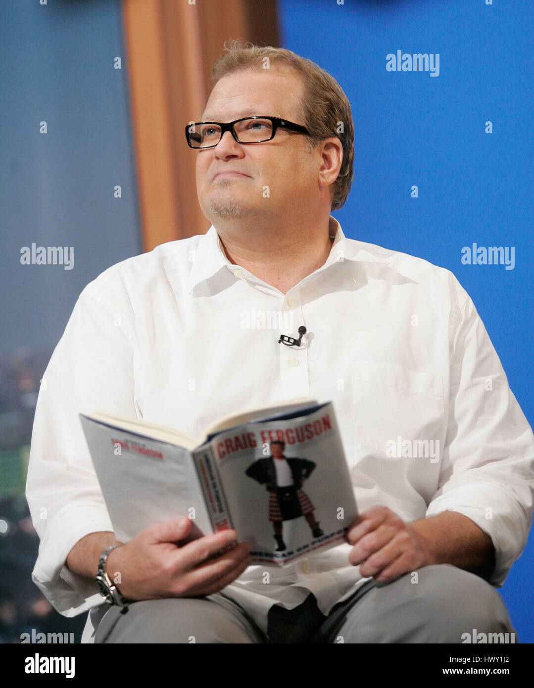 Drew Carey se lit de Craig Ferguson's book lors d'une partie de la 'Late Late Show avec Craig Ferguson' à CBS Television City à Los Angeles, Californie le 10 septembre 2009. Photo par Francis Specker Banque D'Images