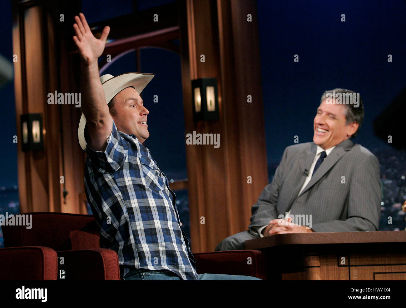 Rodney Carrington, à gauche, avec l'hôte Craig Ferguson pendant un segment de 'The Late Late Show with Craig Ferguson" à CBS Television City à Los Angeles, Californie, le 29 juillet 2009. Photo par Francis Specker Banque D'Images