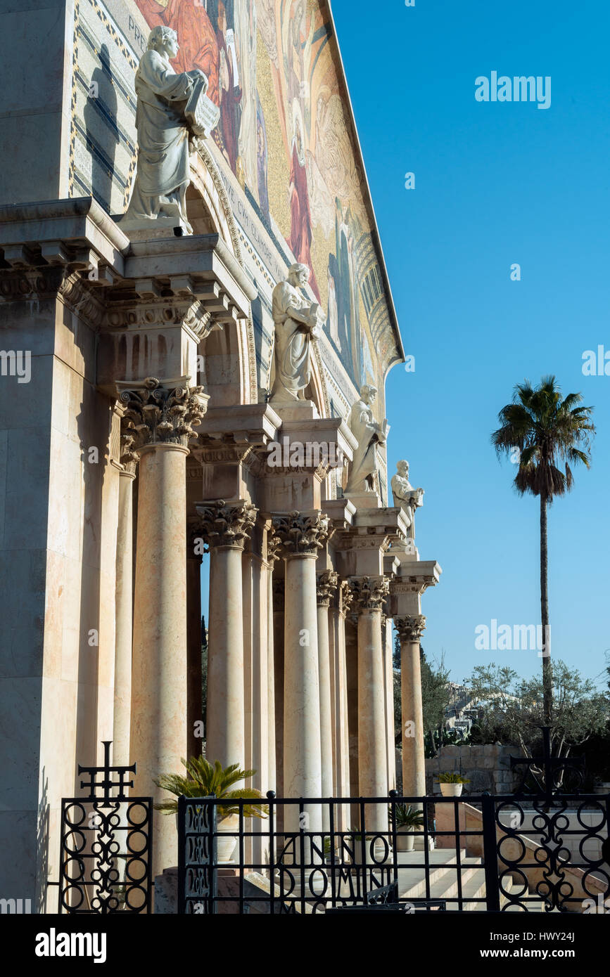 Colonnes et sculptures décorant l'entrée principale de l'église de Gethsémani, Jérusalem Banque D'Images Colonnes et sculptures décorant l'entrée principale de l'église de Gethsémani, Jérusalem Banque D'Images