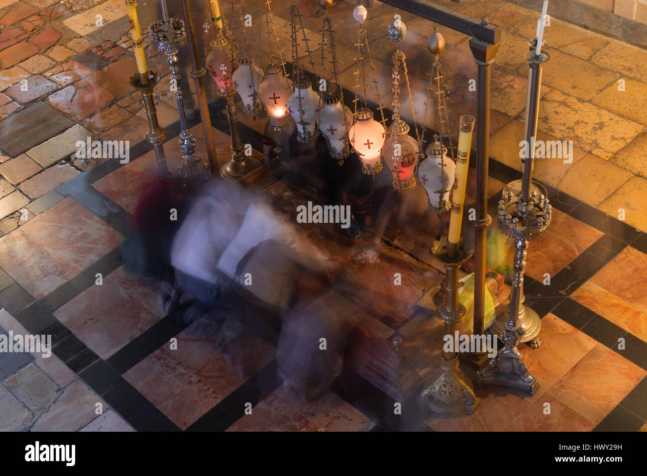 Jérusalem, Israël - 24 Février 2017 : Les gens priant sur la pierre de l'Onction dans l'Eglise du Saint Sépulcre Banque D'Images Jérusalem, Israël - 24 Février 2017 : Les gens priant sur la pierre de l'Onction dans l'Eglise du Saint Sépulcre Banque D'Images