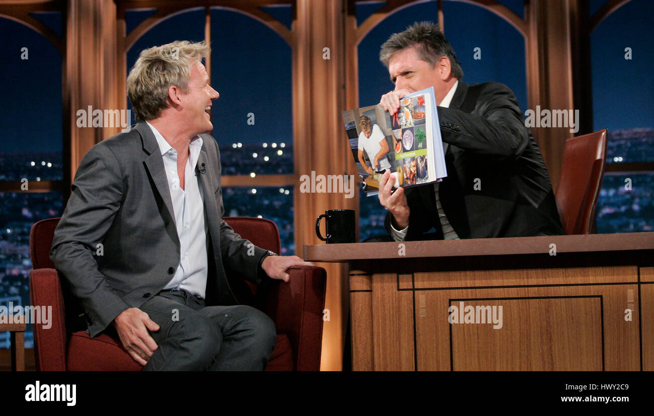 Chef Gordon Ramsay, gauche, conversations avec l'hôte Craig Ferguson pendant un segment de 'The Late Late Show with Craig Ferguson" à CBS Television City à Los Angeles, Californie, le 10 mars 2009. Photo par Francis Specker Banque D'Images