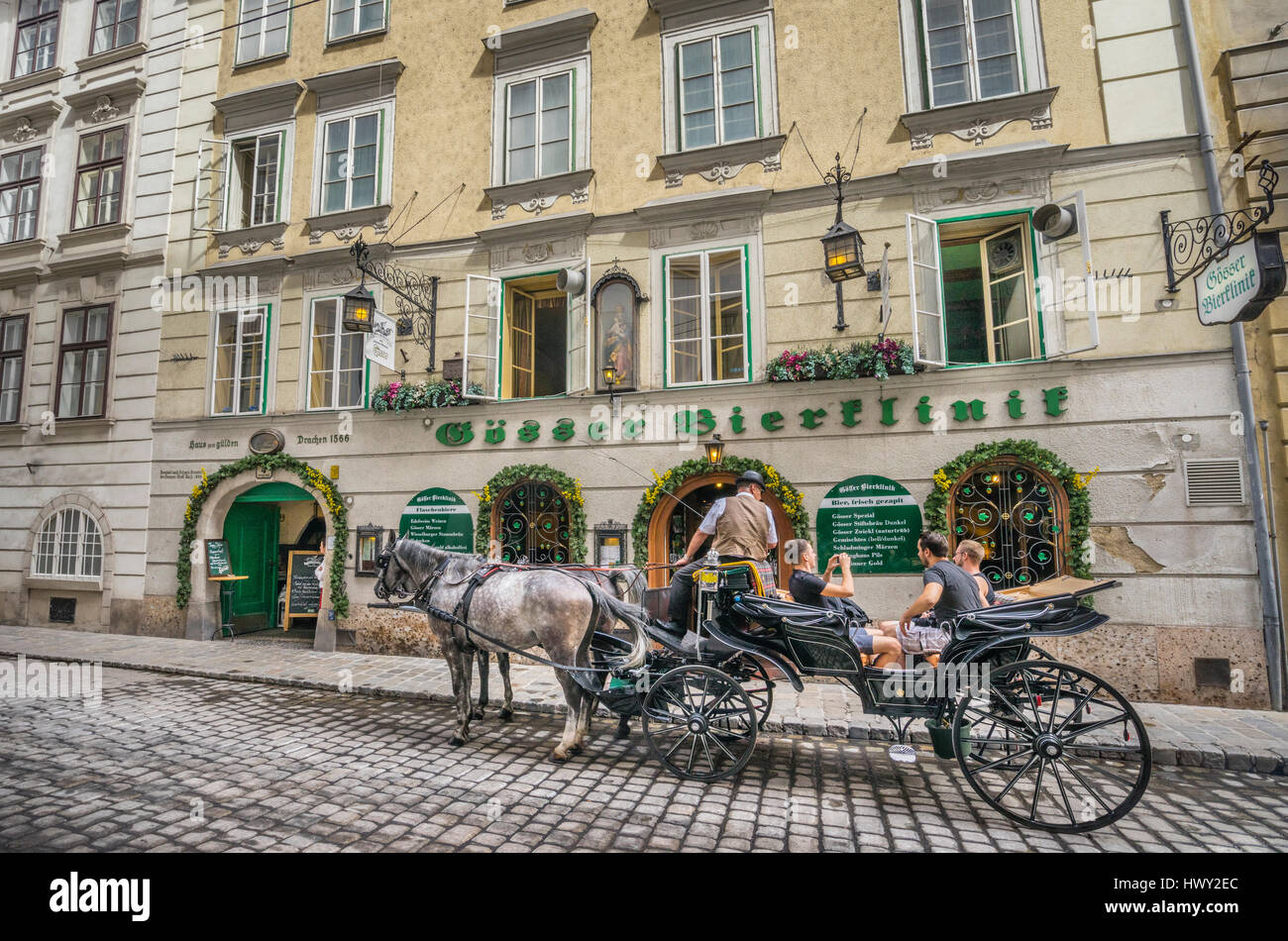 L'Autriche, Vienne, Innere Stadt, un chariot fiaker passe la Gutenhofer Bierklinik (bière clinik), une auberge traditionnelle populaire, un cobblest Steindlgasse à Banque D'Images