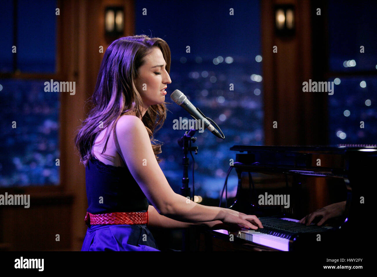 Singer Sara Bareilles exécute pendant un segment de 'The Late Late Show with Craig Ferguson" à CBS Television City à Los Angeles, Californie, le 10 mars 2009. Photo par Francis Specker Banque D'Images