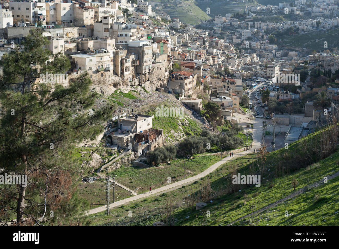 Jérusalem, Israël - 25 Février 2017 : La vue de la partie orientale de l'ancienne ville murs sur Vallée du Cédron, un Palestinien surtout neighborhoo Banque D'Images Jérusalem, Israël - 25 Février 2017 : La vue de la partie orientale de l'ancienne ville murs sur Vallée du Cédron, un Palestinien surtout neighborhoo Banque D'Images