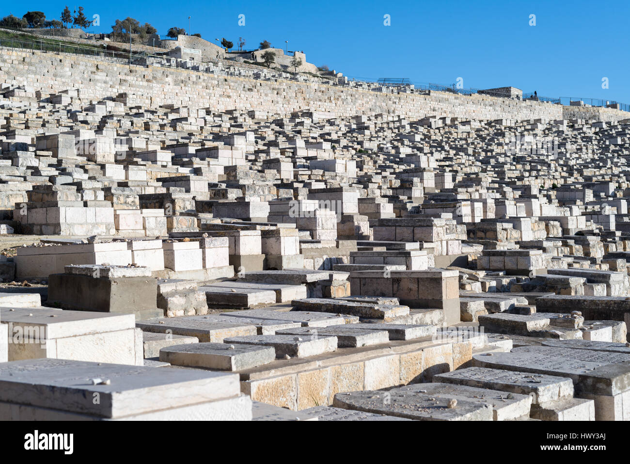 Jérusalem, Israël - 25 Février 2017 : vue sur le cimetière juif sur le Mont des Oliviers, la plus ancienne et importante dans le cimetière de Jérusalem. Banque D'Images Jérusalem, Israël - 25 Février 2017 : vue sur le cimetière juif sur le Mont des Oliviers, la plus ancienne et importante dans le cimetière de Jérusalem. Banque D'Images