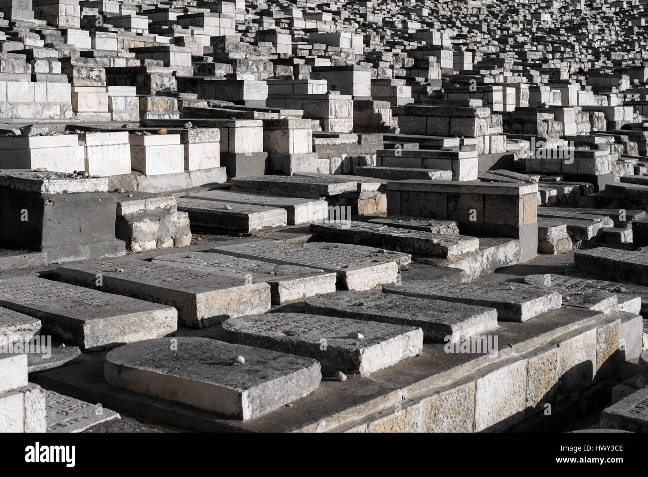 Jérusalem, Israël - 25 Février 2017 : vue sur le cimetière juif sur le Mont des Oliviers, la plus ancienne et importante dans le cimetière de Jérusalem. Banque D'Images Jérusalem, Israël - 25 Février 2017 : vue sur le cimetière juif sur le Mont des Oliviers, la plus ancienne et importante dans le cimetière de Jérusalem. Banque D'Images