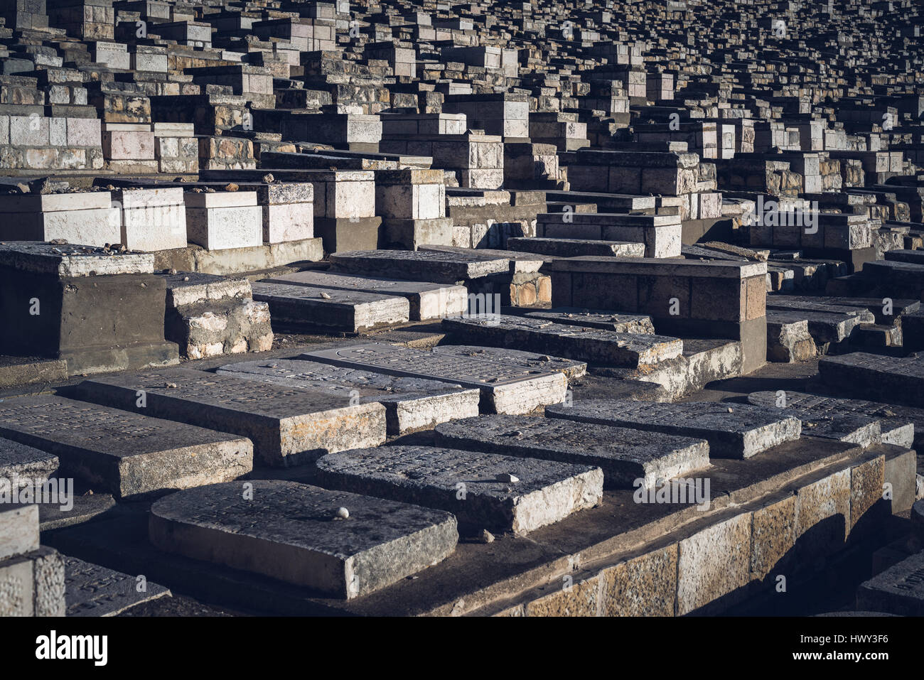 Jérusalem, Israël - 25 Février 2017 : vue sur le cimetière juif sur le Mont des Oliviers, la plus ancienne et importante dans le cimetière de Jérusalem. Banque D'Images Jérusalem, Israël - 25 Février 2017 : vue sur le cimetière juif sur le Mont des Oliviers, la plus ancienne et importante dans le cimetière de Jérusalem. Banque D'Images