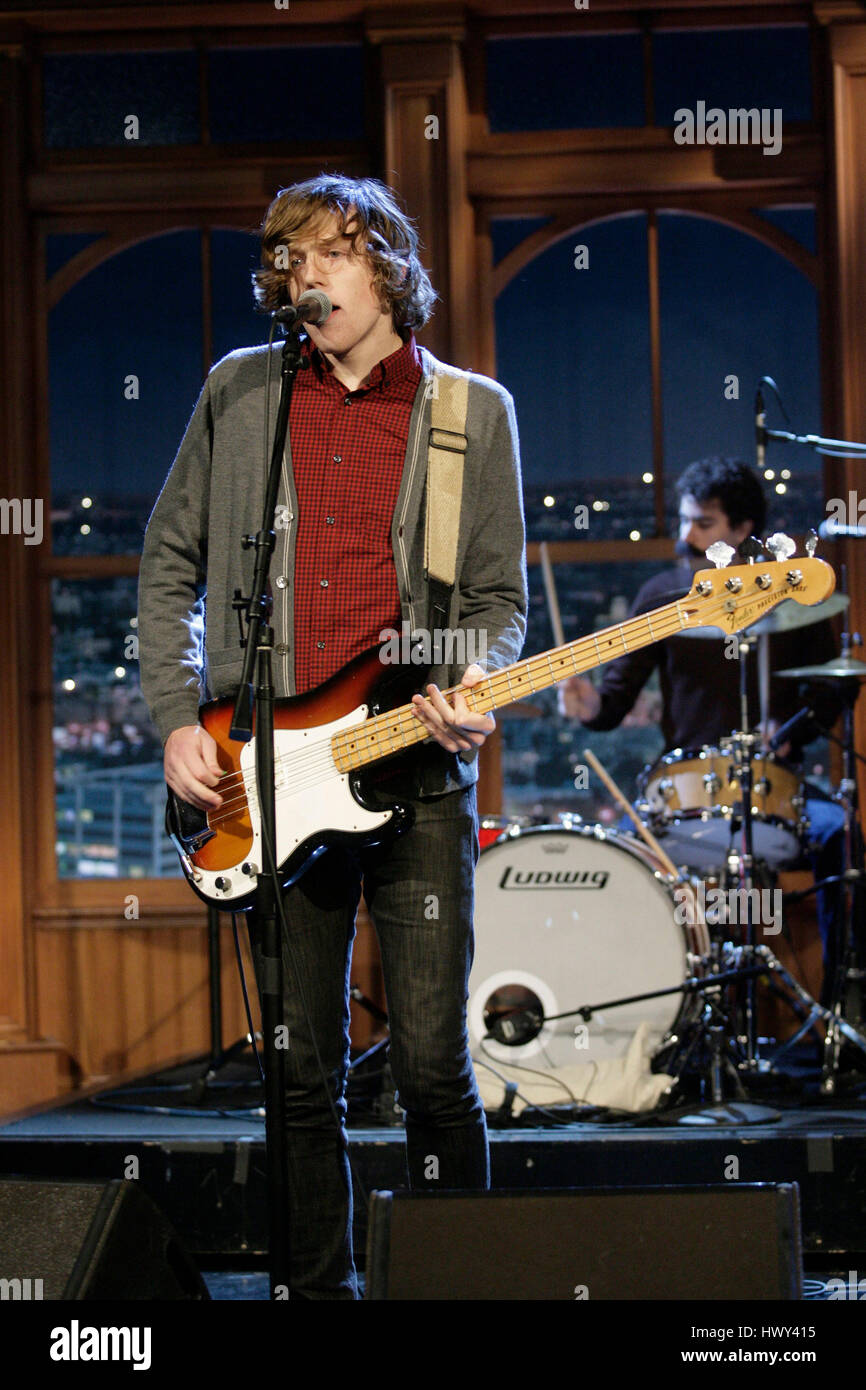 Le groupe de rock Tokyo police Club avec Dave Monk au chant et à la basse, et Greg Alsop à la batterie, se produit lors d'un segment de The Late Late Show with Craig Ferguson à CBS Television City à Los Angeles le lundi 3 novembre 2008. Photo de Francis Specker Banque D'Images