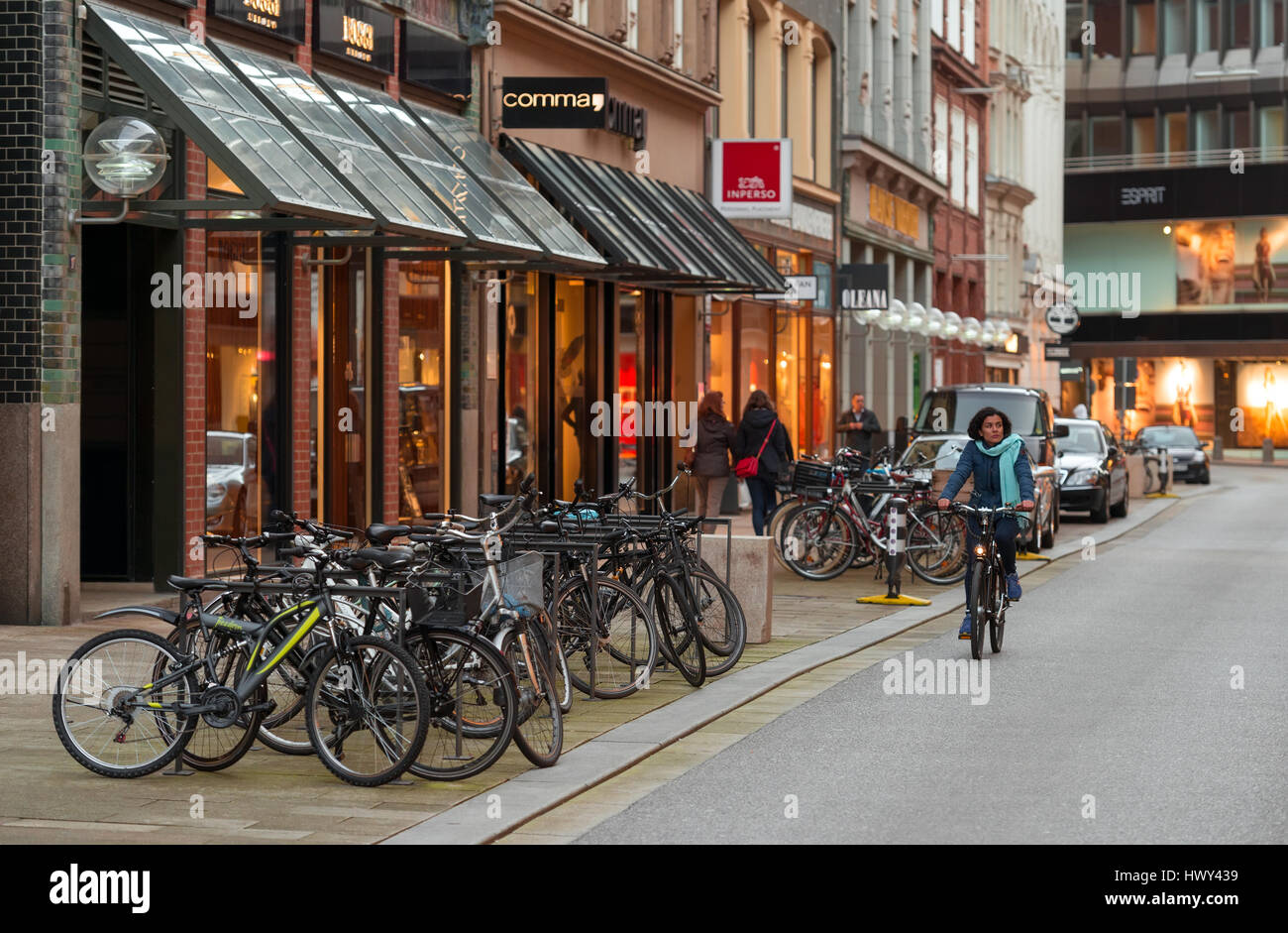 Hambourg, Allemagne - 10 mars 2017 : femme de rouler à vélo dans le centre de la ville dans la soirée Banque D'Images Hambourg, Allemagne - 10 mars 2017 : femme de rouler à vélo dans le centre de la ville dans la soirée Banque D'Images