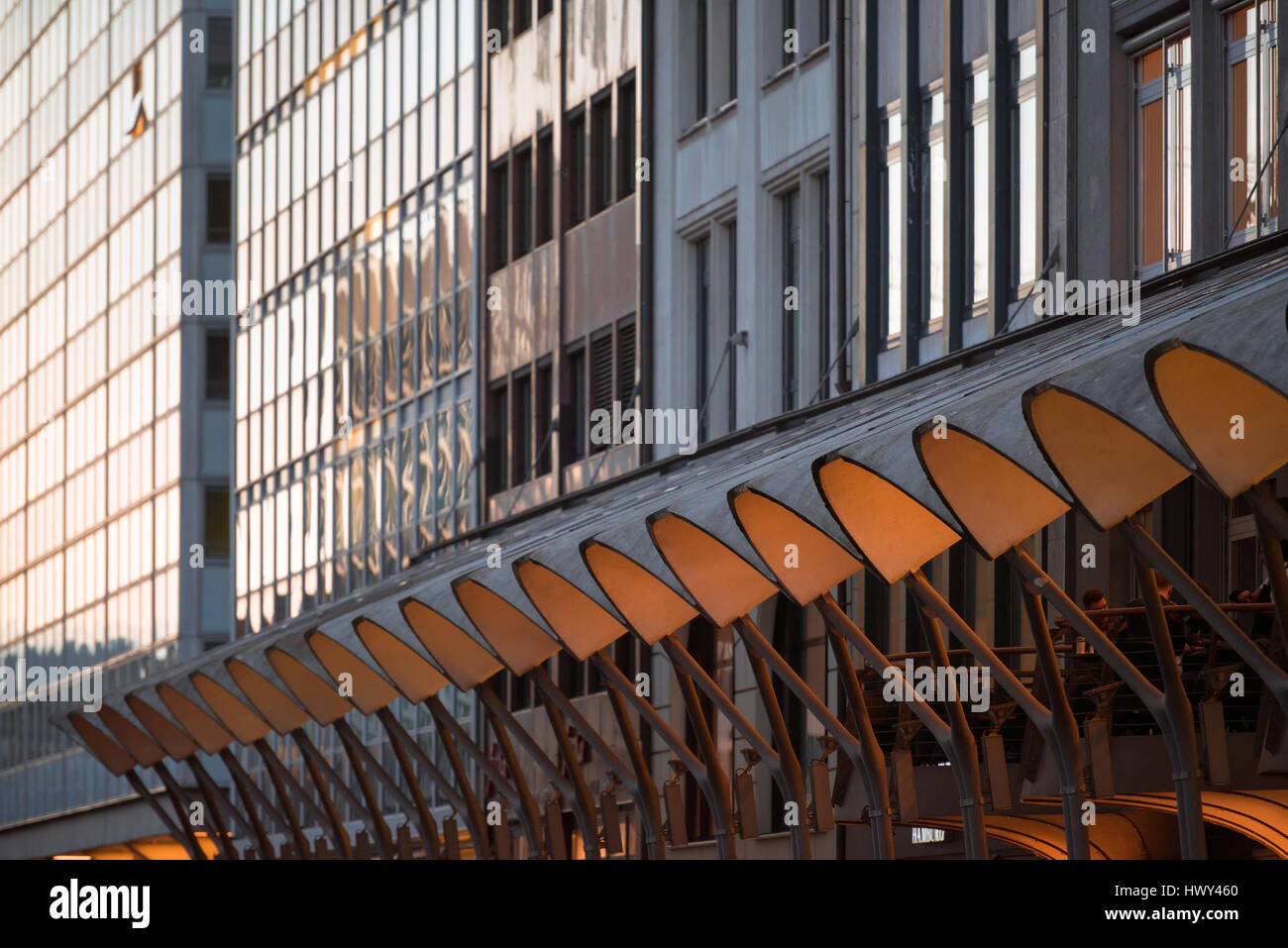 Hambourg, Allemagne - 10 mars 2017 : feu orange arches du toit du passage dans le bureau du centre-ville Banque D'Images