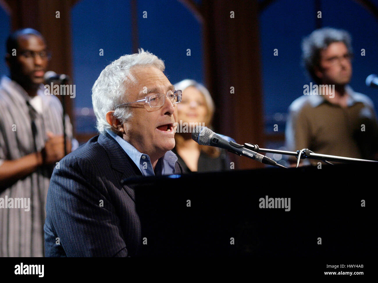 Randy Newman joue sur le piano pendant un segment de 'The Late Late Show with Craig Ferguson" chez CBS Television City le 1 octobre 2008 à Los Angeles, Californie. Photo par Francis Specker Banque D'Images