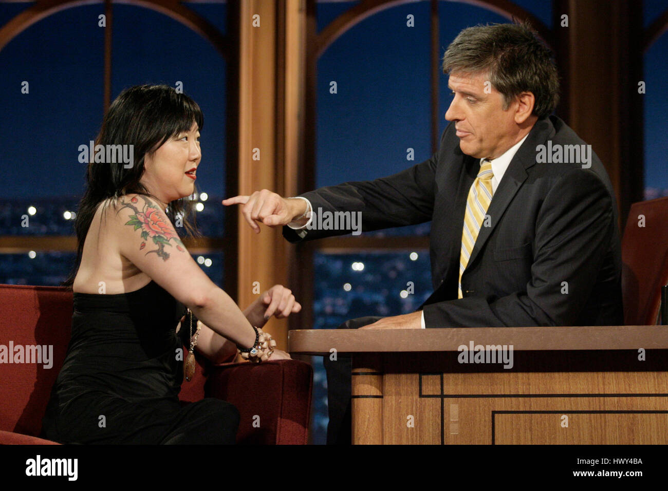 Margaret Cho, à gauche, montre ses tatouages d'accueillir Craig Ferguson pendant un segment de 'The Late Late Show with Craig Ferguson" à CBS Television City le 9 septembre 2008 à Los Angeles, Californie. Photo par Francis Specker Banque D'Images