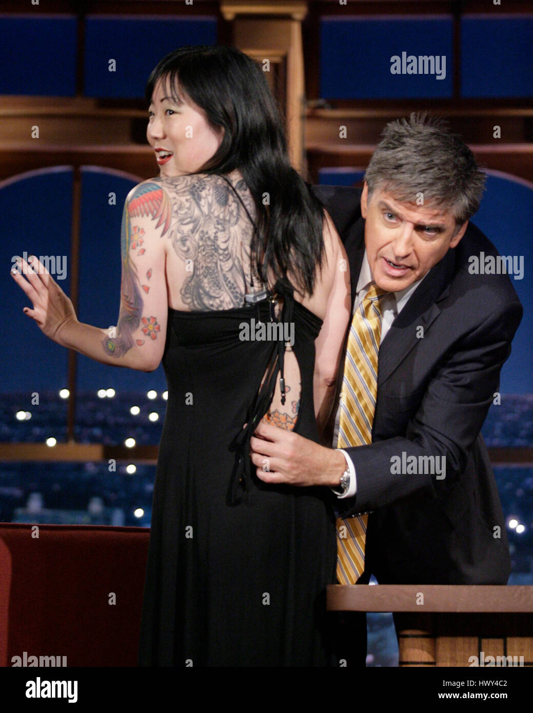 Margaret Cho, à gauche, montre ses tatouages d'accueillir Craig Ferguson pendant un segment de 'The Late Late Show with Craig Ferguson" à CBS Television City le 9 septembre 2008 à Los Angeles, Californie. Photo par Francis Specker Banque D'Images