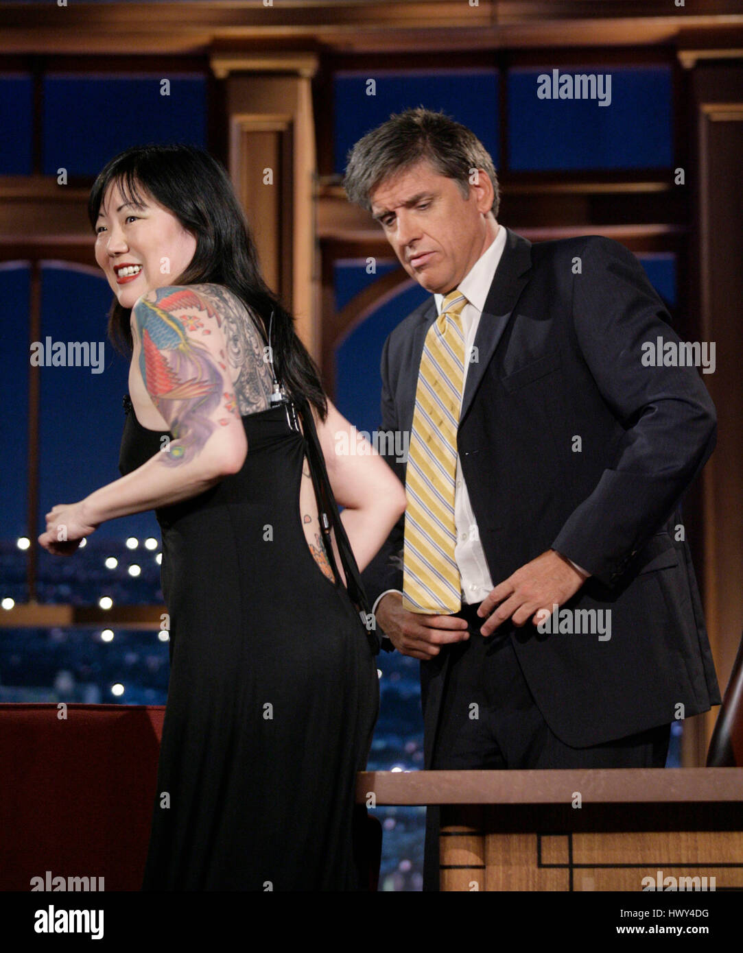 Margaret Cho, à gauche, montre ses tatouages d'accueillir Craig Ferguson pendant un segment de 'The Late Late Show with Craig Ferguson" à CBS Television City le 9 septembre 2008 à Los Angeles, Californie. Photo par Francis Specker Banque D'Images