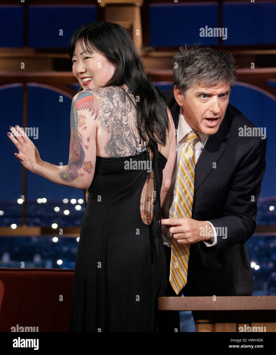 Margaret Cho, à gauche, montre ses tatouages d'accueillir Craig Ferguson pendant un segment de 'The Late Late Show with Craig Ferguson" à CBS Television City le 9 septembre 2008 à Los Angeles, Californie. Photo par Francis Specker Banque D'Images