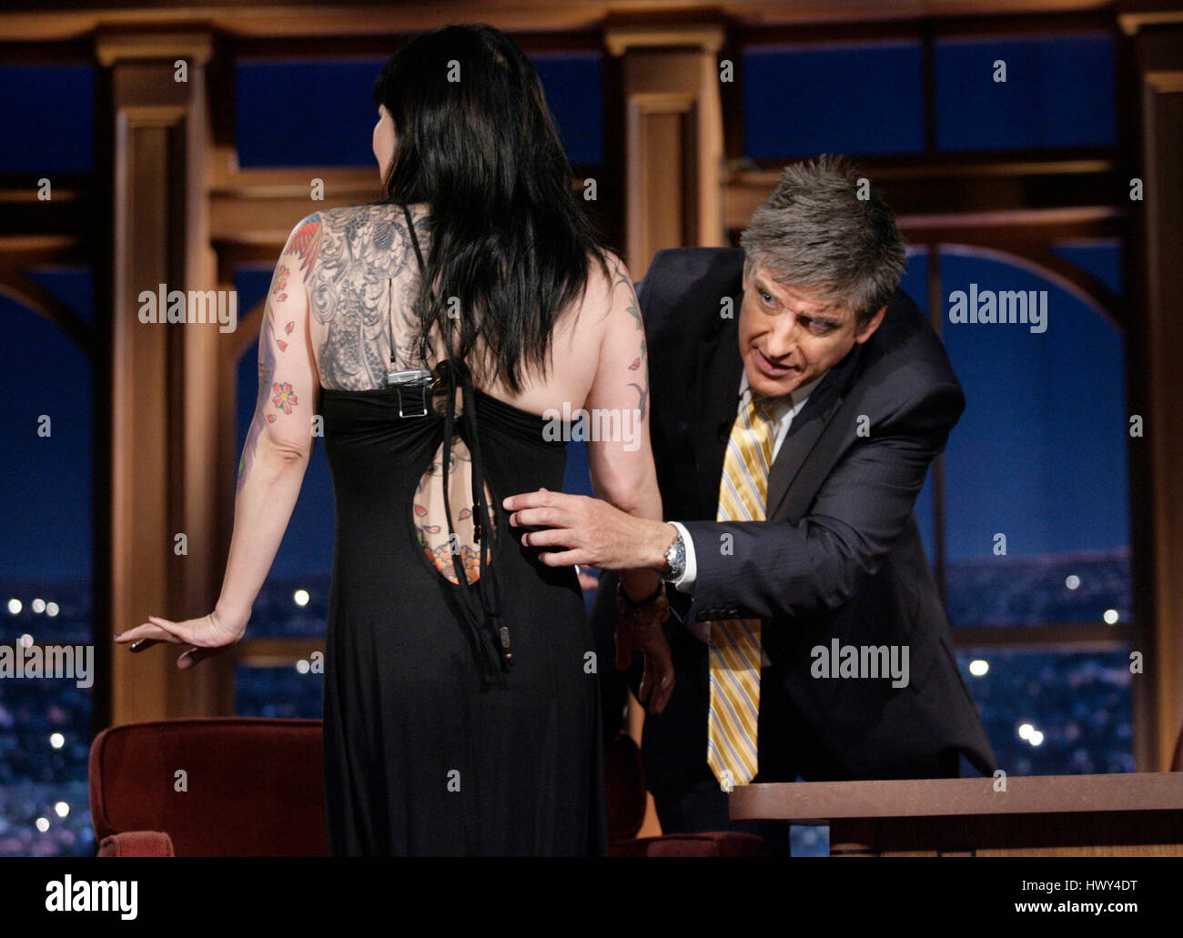 Margaret Cho, à gauche, montre ses tatouages d'accueillir Craig Ferguson pendant un segment de 'The Late Late Show with Craig Ferguson" à CBS Television City le 9 septembre 2008 à Los Angeles, Californie. Photo par Francis Specker Banque D'Images