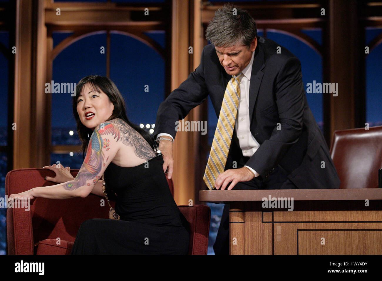 Margaret Cho, à gauche, montre ses tatouages d'accueillir Craig Ferguson pendant un segment de 'The Late Late Show with Craig Ferguson" à CBS Television City le 9 septembre 2008 à Los Angeles, Californie. Photo par Francis Specker Banque D'Images