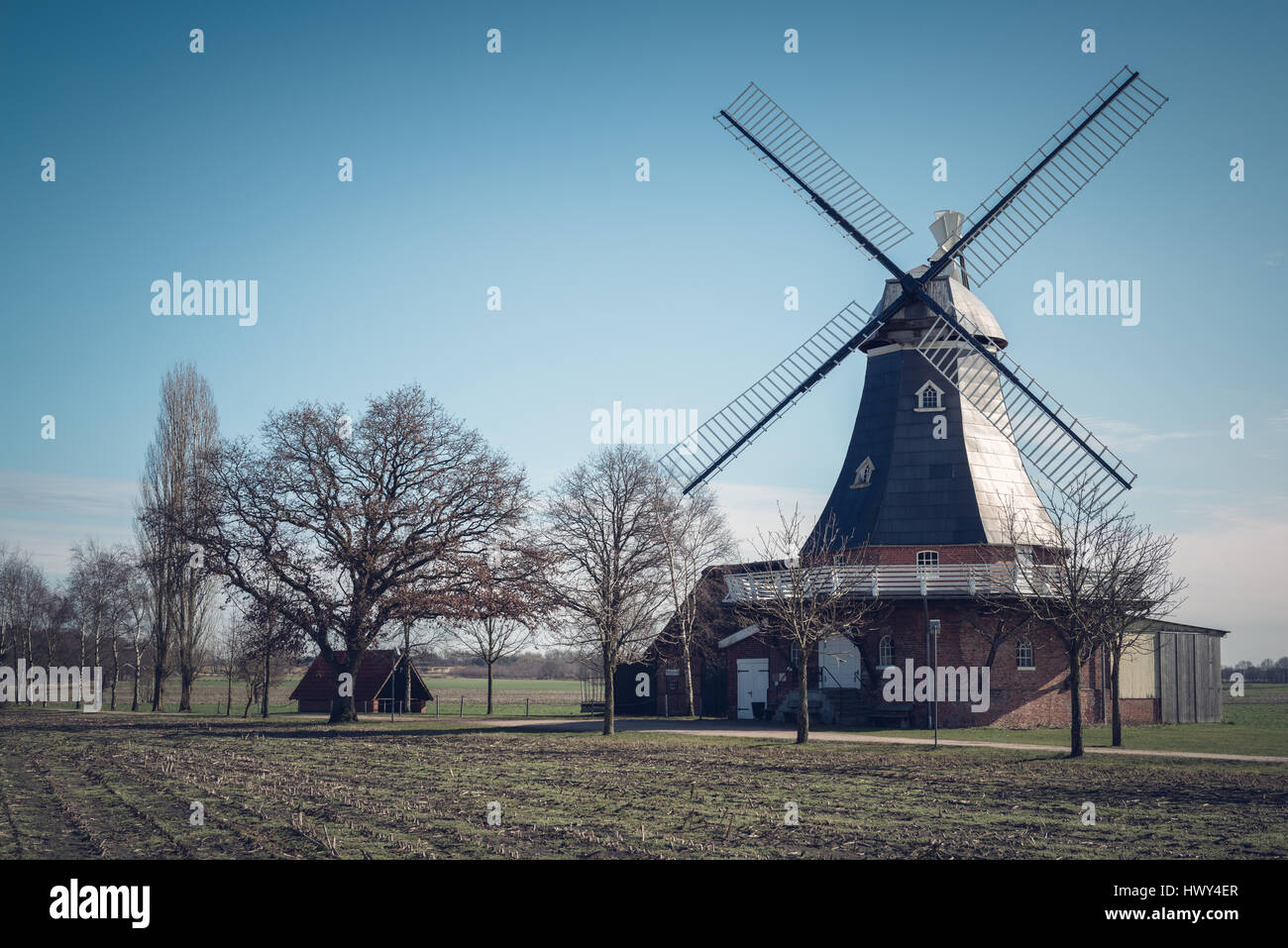 Moulin historique sur le champ vert en milieu rural d'une partie de l'Allemagne Banque D'Images Moulin historique sur le champ vert en milieu rural d'une partie de l'Allemagne Banque D'Images