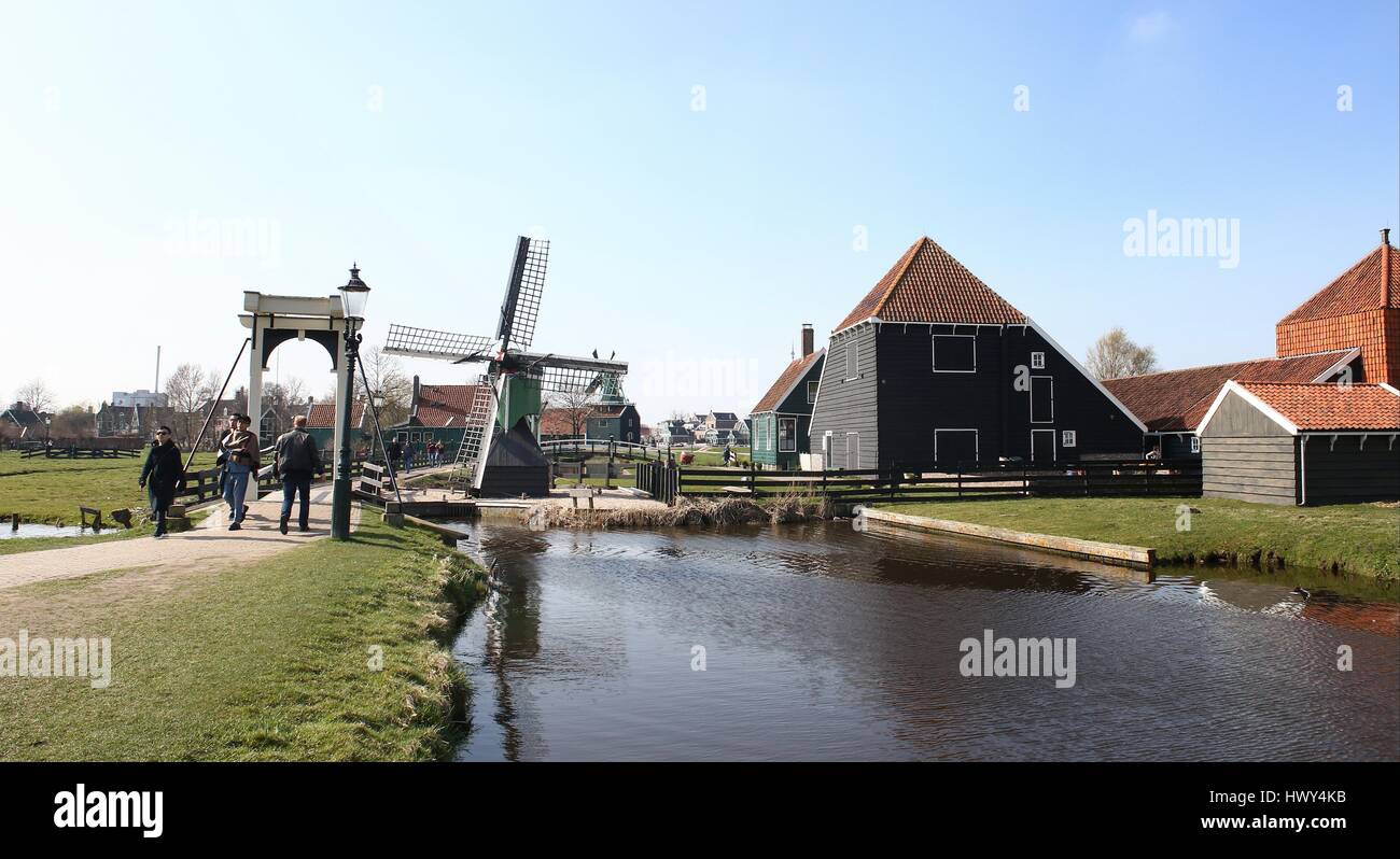 bagage appel abces Fromagerie de Haal, pont-levis en bois et maisons traditionnelles  néerlandaises à l'open air museum de Zaanse Schans, Zaandam, Pays-Bas  (image assemblée Photo Stock - Alamy