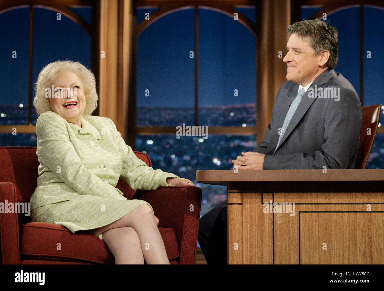 L'actrice Betty White, à gauche, avec l'hôte Craig Ferguson pendant un segment de 'The Late Late Show with Craig Ferguson" à CBS Television City le 12 juin 2008 à Los Angeles, Californie. Photo par Francis Specker Banque D'Images