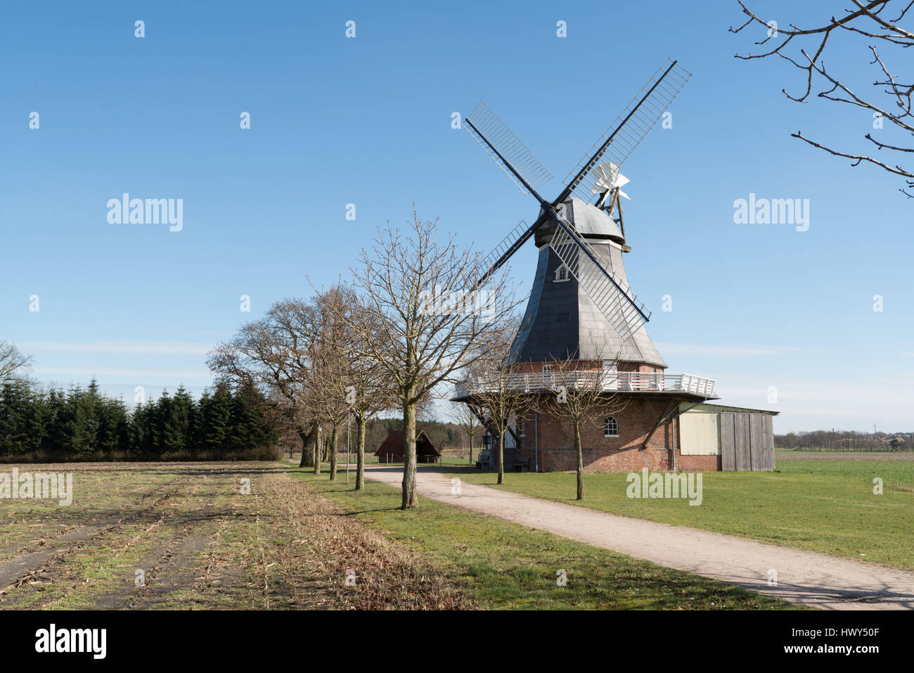 Moulin historique sur le champ vert en milieu rural d'une partie de l'Allemagne Banque D'Images