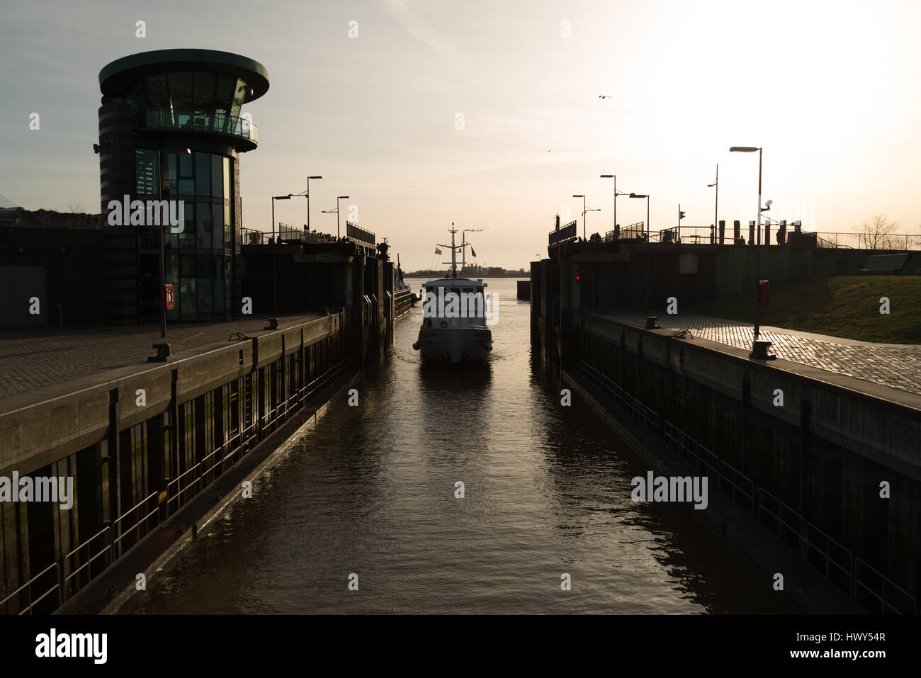 Berlin, Allemagne - 11 mars 2017 : un bateau de croisière Bateau entrant dans le terminal avec portes Banque D'Images Berlin, Allemagne - 11 mars 2017 : un bateau de croisière Bateau entrant dans le terminal avec portes Banque D'Images