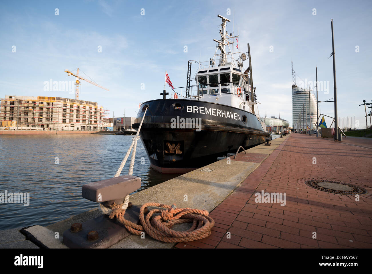 Berlin, Allemagne - 11 mars 2017 : un bateau de patrouille jeûné à l'embarcadère de l'hôtel bâtiment en arrière-plan Banque D'Images Berlin, Allemagne - 11 mars 2017 : un bateau de patrouille jeûné à l'embarcadère de l'hôtel bâtiment en arrière-plan Banque D'Images