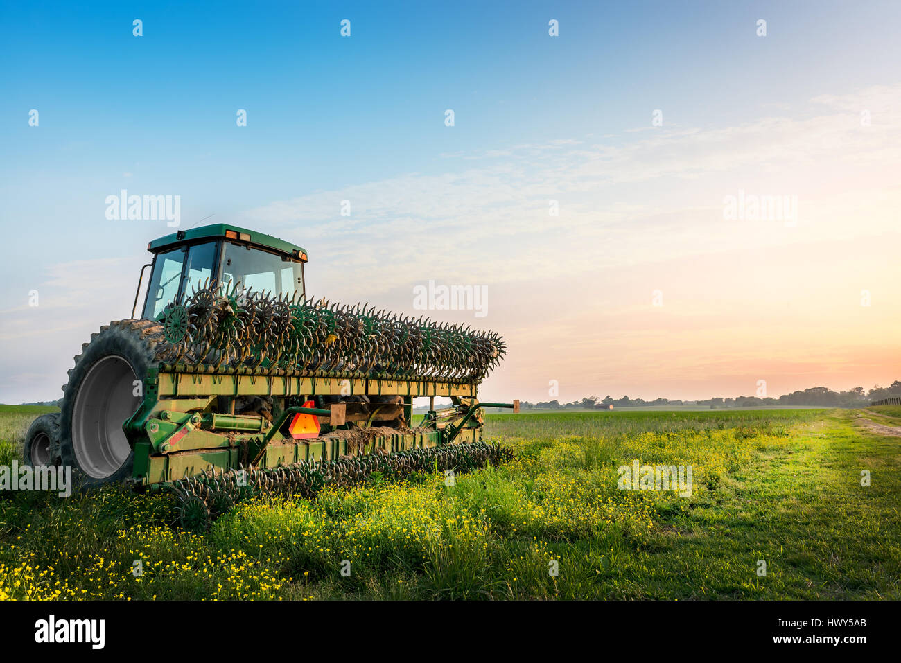 Tracteur agricole dans un champ sur une ferme près de Maryland coucher du soleil Banque D'Images