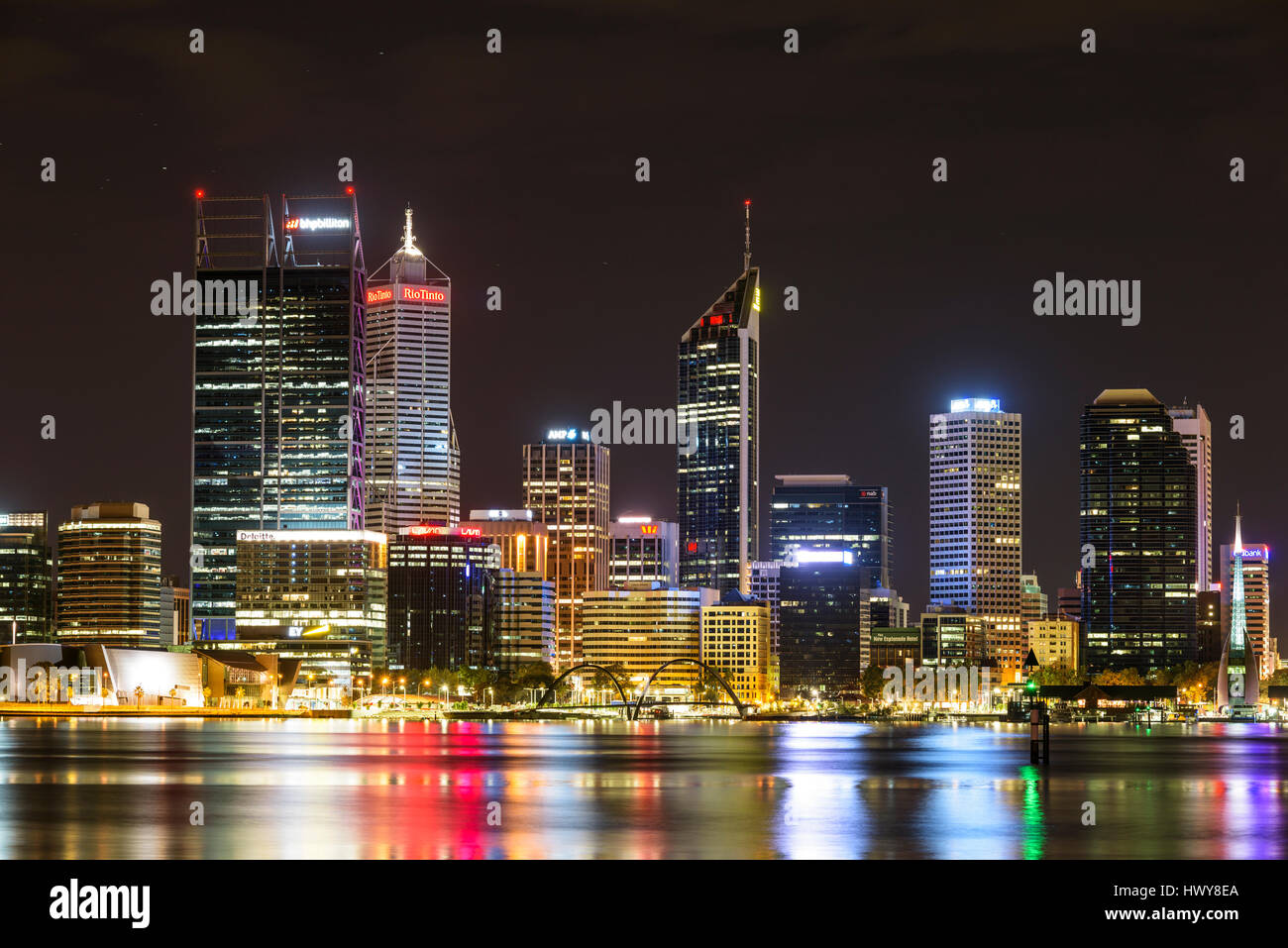 Skyline Perth, Australie-Occidentale, Australie. Quartier des affaires de Perth la nuit avec Elizabeth Quay et le nouveau pont. Banque D'Images