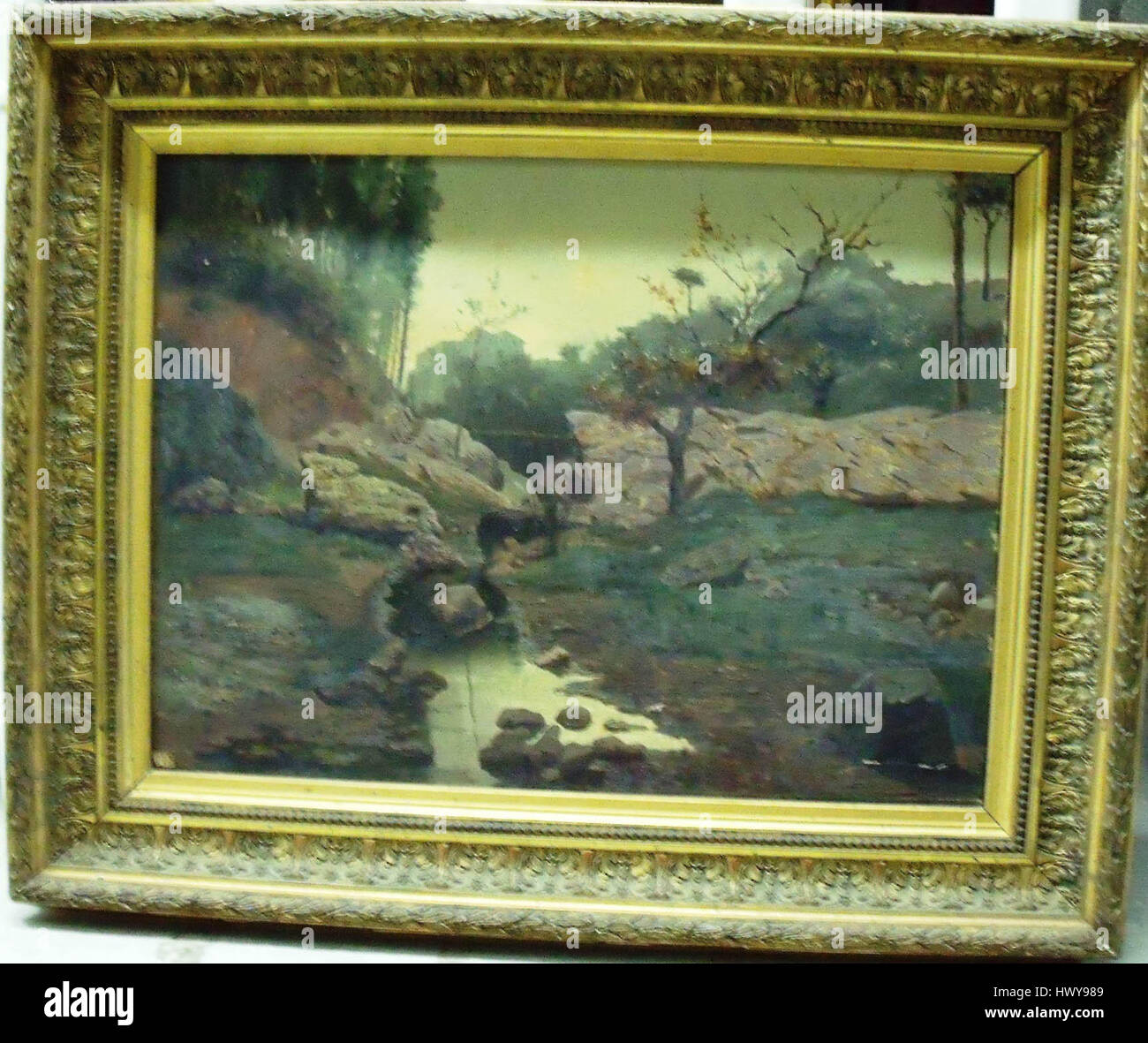 'Paisatge amb riu' d'Ernest Soler de les cases représente un paysage avec une rivière, soulignant la beauté naturelle et l'environnement serein typique du style artistique de Soler de les cases. La peinture met en évidence l'utilisation de la lumière et de l'ombre dans la capture du paysage. Banque D'Images