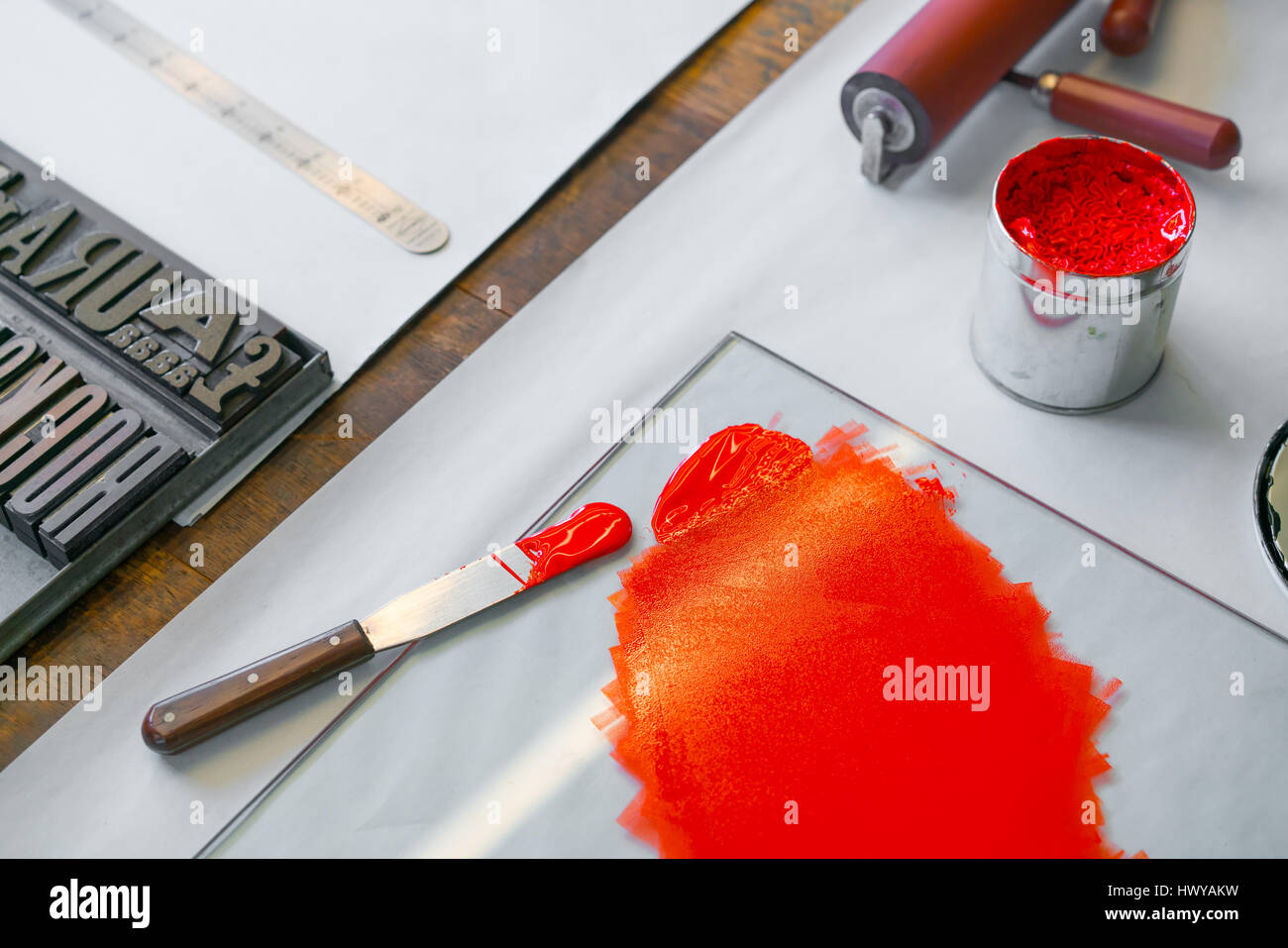 Dans l'encre à base d'huile de boîtes sur une table dans un studio d'impression Banque D'Images